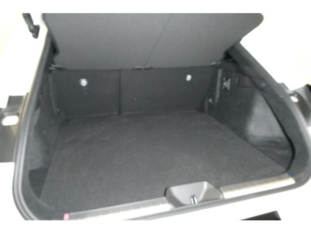 広々としたラゲージスペースを備えています。大きなものや長さのある荷物もしっかりと積み込めます。