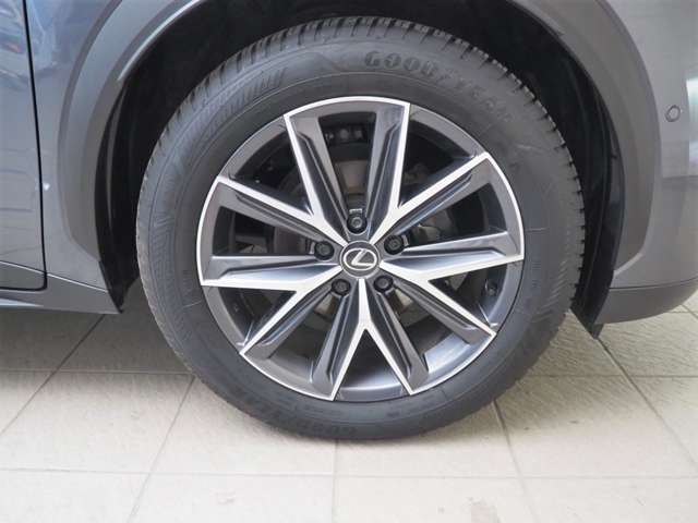 車もおしゃれは足元からですね　♪　アルミホイールでバッチリ決まってます！