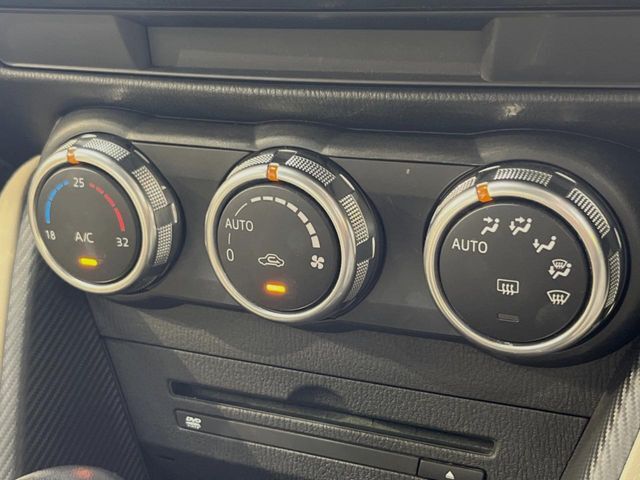 【オートエアコン】一度お好みの温度に設定すれば、車内の温度を検知し風量や温度を自動で調整。暑い…寒い…と何度もスイッチ操作をする必要はありません。快適な車内空間には必須の機能ですね♪