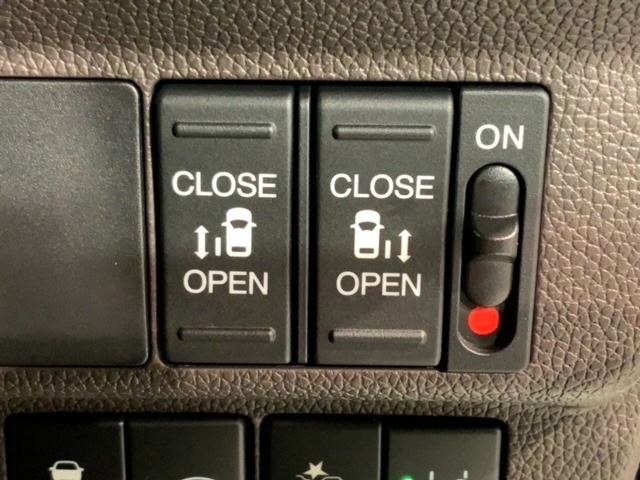 左右両側パワースライドドアが付いています。ワンタッチで簡単にお子様でも、お年寄りの方でも、開閉できますからとても便利です。キーレスや車内スイッチでも自動でドアの開閉ができます。