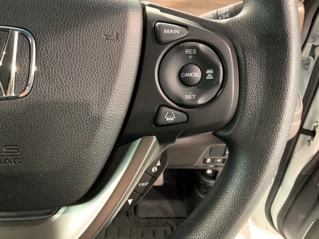 クルーズコントロールを装備しています。高速道路などで一定の速度で走ってくれるので運転が楽ですよ！速度を設定できますので、スピードの出しすぎにも注意できます。