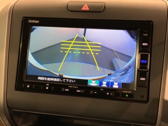 リバースギアに入れるだけで後方の表示へ切り替わります。夜間や雨の日の駐車も楽になりますよ。