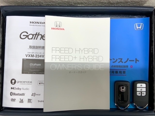 スマートキーは鍵をバッグに入れたままでもドアロックの開閉やエンジンのON・OFFができます。夜間や雨の日も鍵を探さなくて良いので便利です。