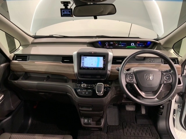 使いやすいレイアウトのダッシュボード周辺です。オートエアコンや小物入れなど嬉しい装備が満載です。