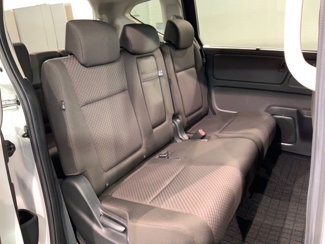 2列目もゆったり座れますよ♪　天井高く広々です！