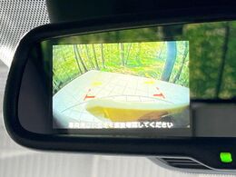 【バックカメラ】駐車時に後方がリアルタイム映像で確認できます。大型商業施設や立体駐車場での駐車時や、夜間のバック時に大活躍！運転スキルに関わらず、今や必須となった装備のひとつです！