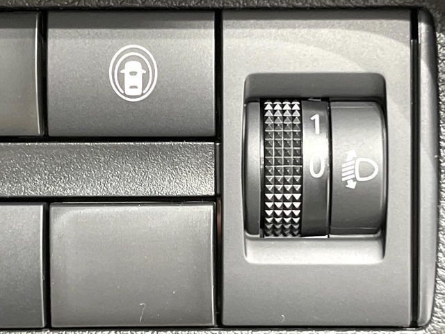 【クリアランスソナー】バンパーに付いたセンサーが障害物を検知！一定の距離に近づくとアラートで教えてくれます♪狭い駐車スペースや車庫入れ時も安心ですね☆