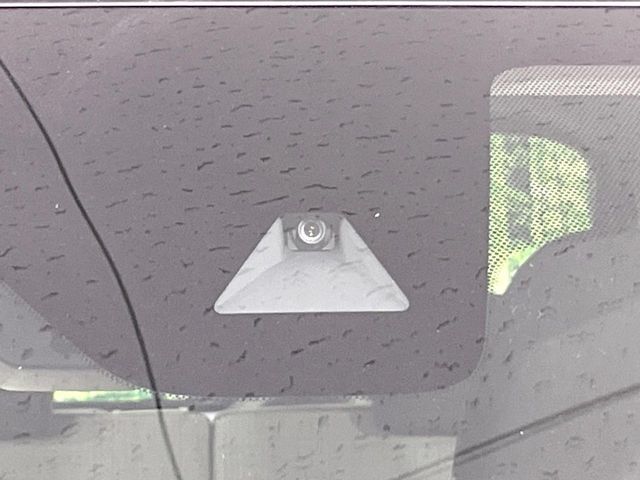 【エマージェンシーブレーキ】走行中に前方の車両等を認識し、衝突しそうな時は警報とブレーキで衝突回避と被害軽減をアシスト。より安全にドライブをお楽しみいただけます。