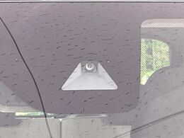 【エマージェンシーブレーキ】走行中に前方の車両等を認識し、衝突しそうな時は警報とブレーキで衝突回避と被害軽減をアシスト。より安全にドライブをお楽しみいただけます。
