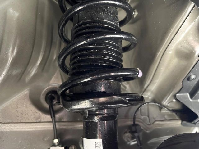 お車を安心してお乗りいただく為には、足回りの定期点検が欠かせません。サービスサポート（有償保証）では無料点検もご提供しており、安心のカーライフをお過ごしいただけるサポート体制が整っています。