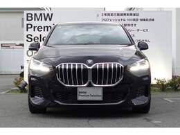 BMWの代名詞の【キドニーグリル】グリルが腎臓のように見えるので【キドニー】と呼ばれるようになりました。一目見ただけでBMWであると認識できる確固たるアイコンとして存在感を放ちます。