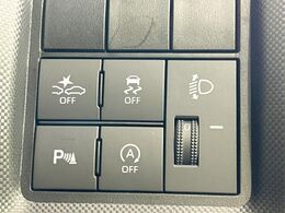 【スマートアシスト】走行中に前方の車両等を認識し、衝突しそうな時は警報とブレーキで衝突回避と被害軽減をアシスト。より安全にドライブをお楽しみいただけます。