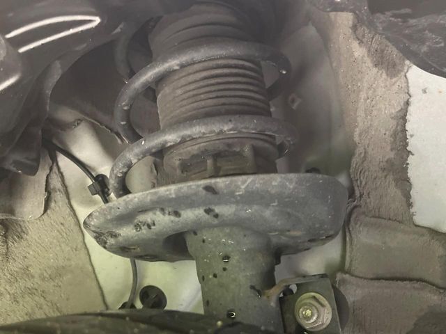 お車を安心してお乗りいただく為には、足回りの定期点検が欠かせません。サービスサポート（有償保証）では無料点検もご提供しており、安心のカーライフをお過ごしいただけるサポート体制が整っています。