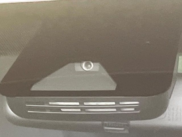 【トヨタセーフティセンス】走行中に前方の車両等を認識し、衝突しそうな時は警報とブレーキで衝突回避と被害軽減をアシスト。より安全にドライブをお楽しみいただけます。