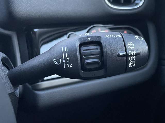 LIBERALAではガリバーグループのネットワークを駆使し、全国から選りすぐりのプレミアムカーだけをご用意してお客様のご来店をお待ちしております。