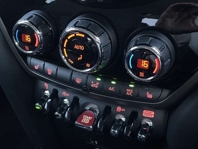 LIBERALAではガリバーグループのネットワークを駆使し、全国から選りすぐりのプレミアムカーだけをご用意してお客様のご来店をお待ちしております。