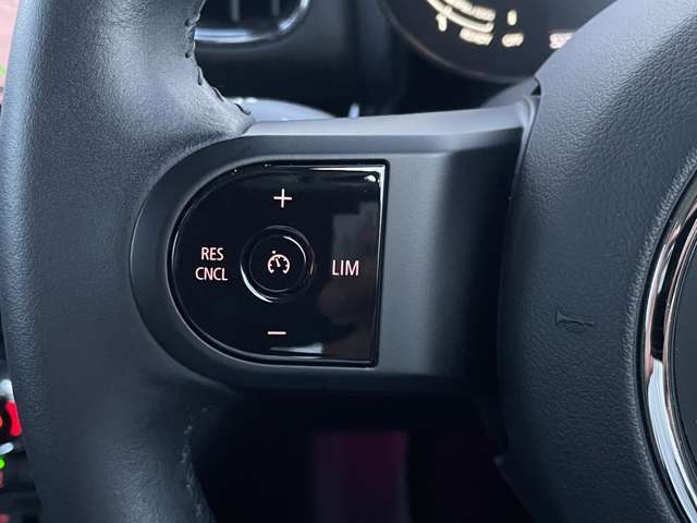 LIBERALAではガリバーグループのネットワークを駆使し、全国から選りすぐりのプレミアムカーだけをご用意してお客様のご来店をお待ちしております。