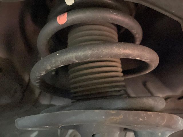 お車を安心してお乗りいただく為には、足回りの定期点検が欠かせません。サービスサポート（有償保証）では無料点検もご提供しており、安心のカーライフをお過ごしいただけるサポート体制が整っています。