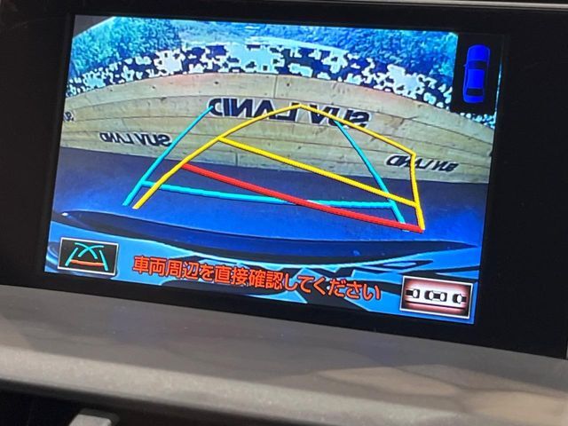 【バックカメラ】駐車時に後方がリアルタイム映像で確認できます。大型商業施設や立体駐車場での駐車時や、夜間のバック時に大活躍！運転スキルに関わらず、今や必須となった装備のひとつです！