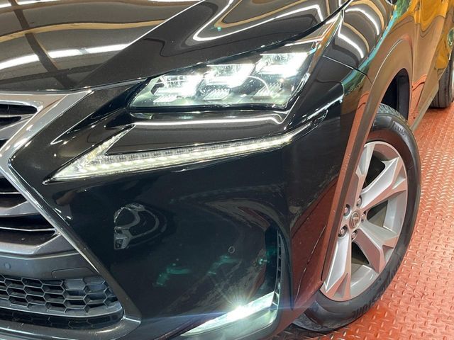 【LEDヘッドライト】悪天候や夜間走行時も良好な視界を確保し安心して運転できる高輝度LEDヘッドライトを装備！点灯速度が早く、消費電力も抑えられています。