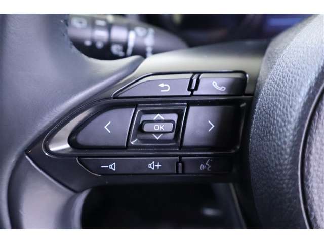 マルチインフォメーションディスプレイ内の各機能の詳細設定や車両情報の確認はステアリングスイッチで行います。又、Bluetoothと接続するとハンズフリーで通話が可能です。