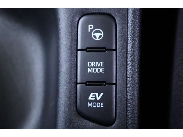 一番上のスイッチがトヨタチ-ムメイト【アドバンストパ-ク】です。スイッチを押すだけで駐車操作を支援してくれます。機能の詳細はスタッフにお尋ね下さい。