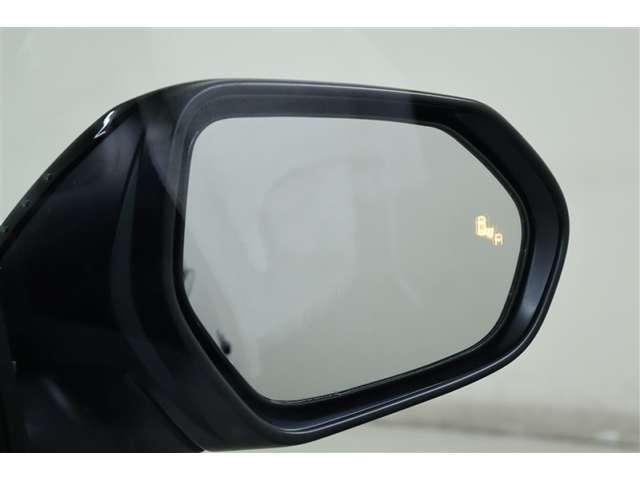 ブラインドスポットモニターはドアミラーの死角領域に入った車両の存在に加え、急接近してくる車両も検知します。車両を検知するとドアミラーに搭載されたLEDインジケーターが点灯します。