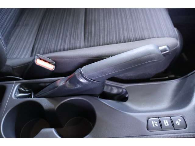 サイドブレーキは手動式です。