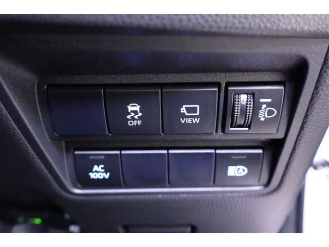 トラクションコントロール（横滑り防止機能）、車載カメラの視点切替スイッチ等が配置されています。