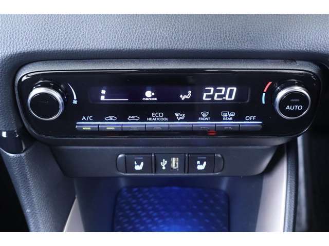 季節を問わずに快適に過ごせるオートエアコンが装備されています。始動後、スグに温まるシートヒータースイッチとスマホやiPodを直接カーオーディオに接続できるUSB端子も配置されています。