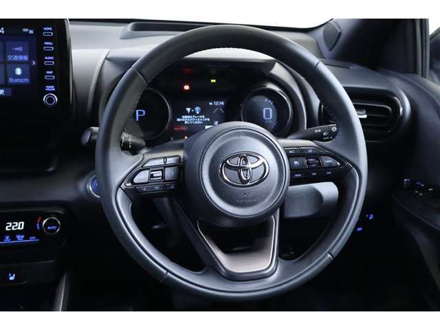 本革巻きハンドルは軽やかに回り、気持ちよく運転ができます。