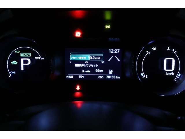 様々な情報を表示する4.2インチマルチインフォメーションディスプレイを中央に搭載した見やすいデジタルメーターです。