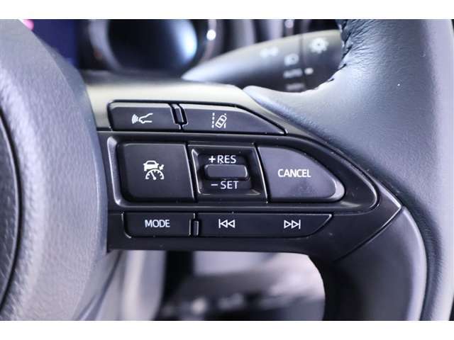 高速道路の走行が快適に！クルーズコントロールはレーダー追従式で前方の自動車との車間距離を自動で保ってくれる優れもの！レーダークルーズコントロールの車間距離は手元のスイッチで変更可能です。