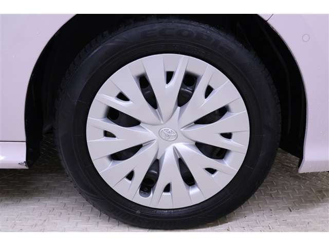 樹脂フルキャップ付きのスチールホイールです。タイヤサイズは185/60R15です。