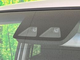 【スマートアシスト】走行中に前方の車両等を認識し、衝突しそうな時は警報とブレーキで衝突回避と被害軽減をアシスト。より安全にドライブをお楽しみいただけます。