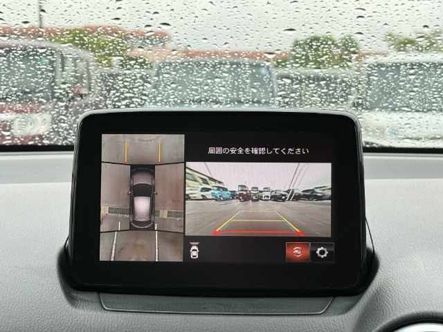 駐車時に便利な全方位モニターが付いていますので車庫入れも安心＆安全です！