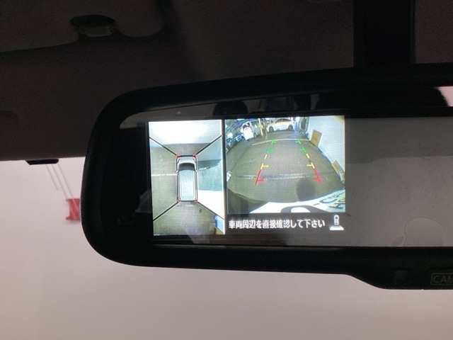 全周囲カメラは、上空から見下ろしたように路面を映し出します。