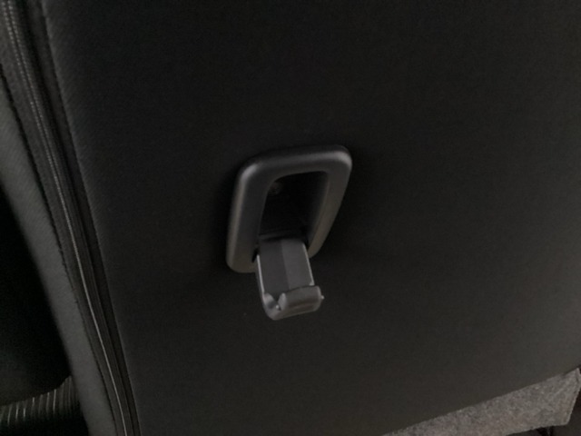 ちょっとした荷物が掛けられて便利なコンビニフック付です。