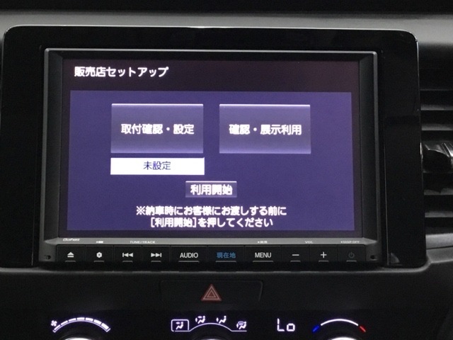 ナビゲーションはホンダ純正メモリーナビ。通信機能も備え渋滞回避案内や天気情報の表示などのサービスが有ります。リアカメラ付きなので、バック駐車の苦手な方にも安心ですね！