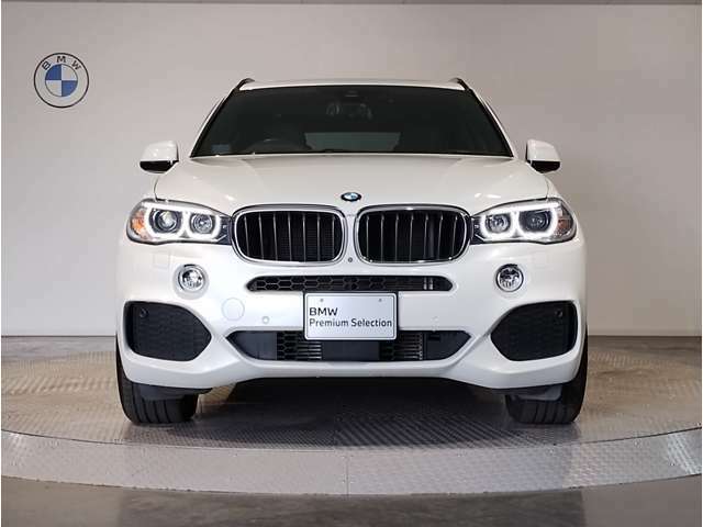 【BMWの伝統】BMWの特徴的な“キドニーグリル”は、80年以上続く伝統の形でございます。変わらないこだわりのデザインが、プレミアムブランド“BMW”を創り出します。