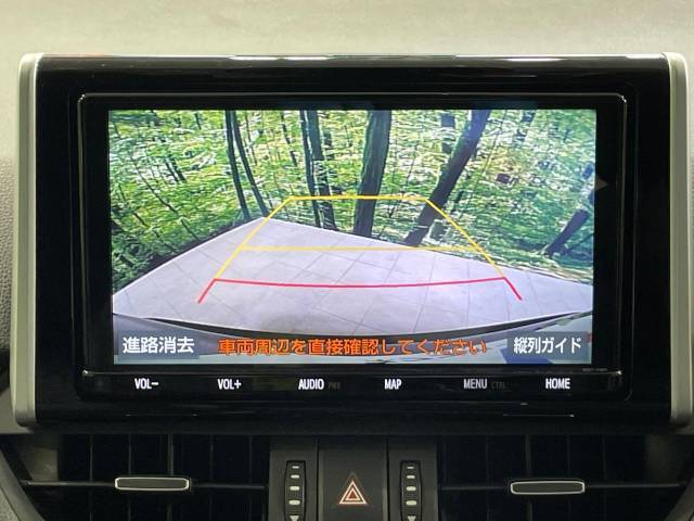 【バックカメラ】駐車時に後方がリアルタイム映像で確認できます。大型商業施設や立体駐車場での駐車時や、夜間のバック時に大活躍！運転スキルに関わらず、今や必須となった装備のひとつです！