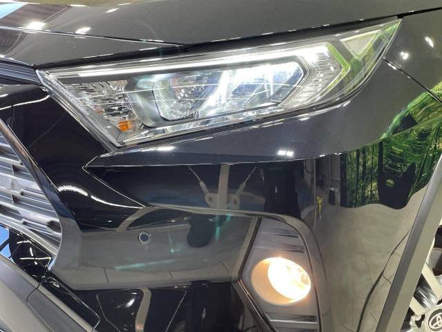 【LEDヘッドライト】悪天候や夜間走行時も良好な視界を確保し安心して運転できる高輝度LEDヘッドライトを装備！点灯速度が早く、消費電力も抑えられています。