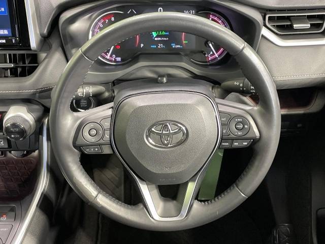 【純正革巻きステアリング】上質な革を使用することで、手にしっかり馴染みとても運転しやすいハンドルです♪