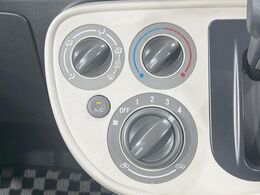 寒い冬も暑い夏も全席に快適な空調を届けてくれる、ダイヤル式エアコンを装備♪