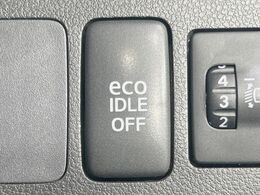 【アイドリングストップ】赤信号や渋滞で停車した際にエンジンを停止し、無駄な燃料の消費を抑えます。燃費向上や環境保護につなげる機能♪エンジンはブレーキを離せば再始動します。