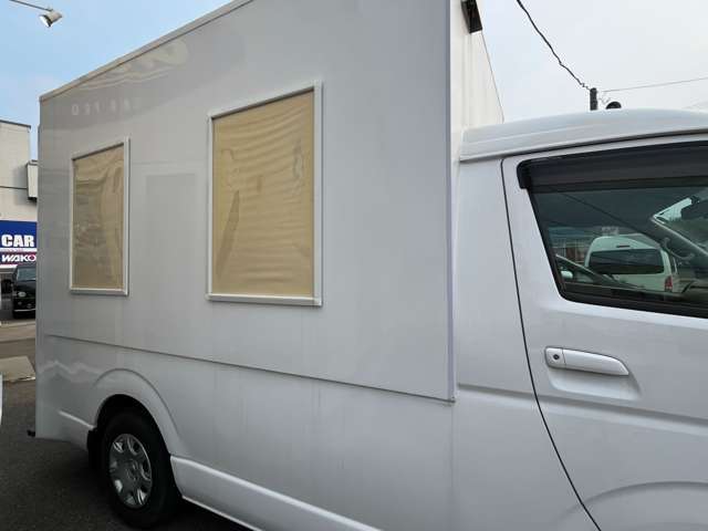 側面にはポスターや、ポップなど宣伝ツールコーナーがございます。目新しい200系ハイエースベースの8ナンバー移動販売車で御営業ください。