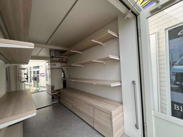 大きな広い空間です。8ナンバー移動販売車です。