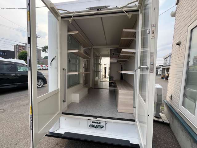 こちらが移動販売車の後ろからのショールームです。展示面積は広々です。別途ご注文で、シンク、給排水ご相談ください。
