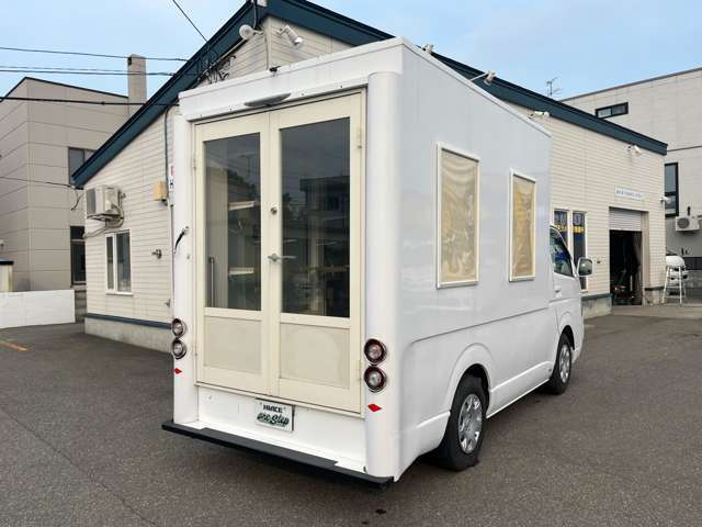 8ナンバー移動販売車です。ハイエースベースで、インパクトのある車です。