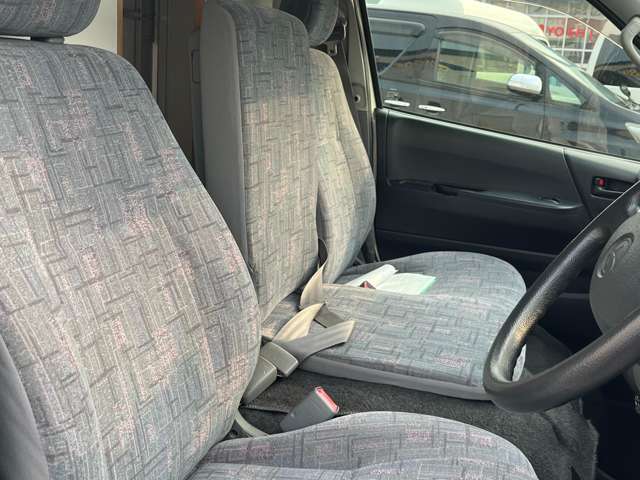 フロント3名シートです。